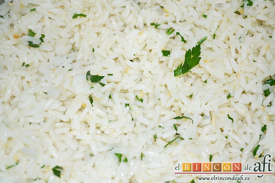 Pechuga de pollo con salsa de curry y timbal de arroz, añadimos las ramitas de perejil picado y un chorrito de aceite de oliva crudo