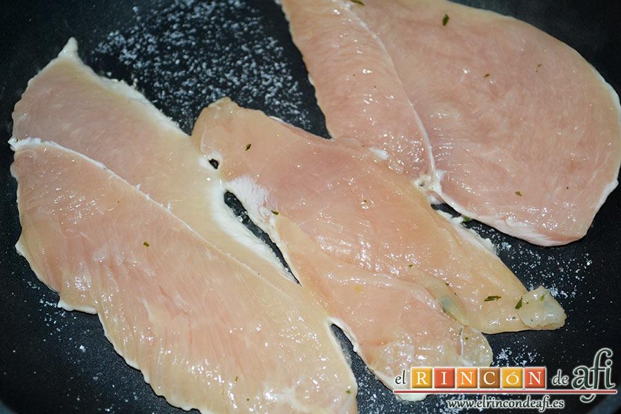 Pechuga de pollo con salsa de curry y timbal de arroz, en una sartén bien caliente con un poco de sal fina doramos las pechugas de pollo por ambos lados