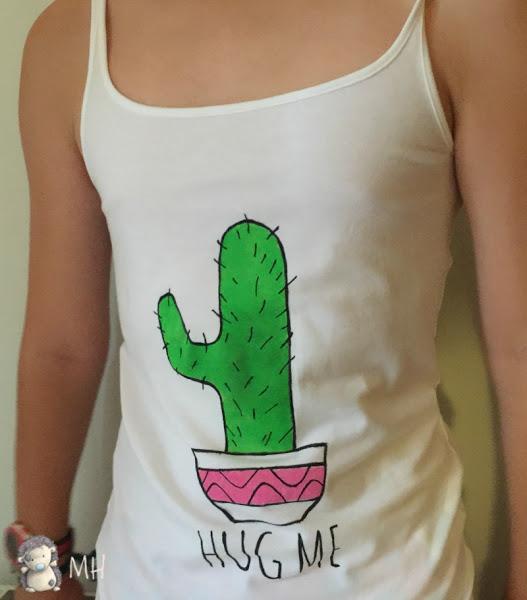 Camiseta pintada "Hug me"