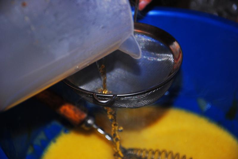 Añadiendo el agua con el anís cocido a la masa