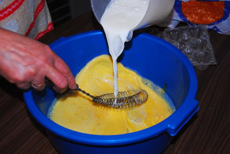 Añadiendo la Leche a la masa de Floretas Dulces Caseras