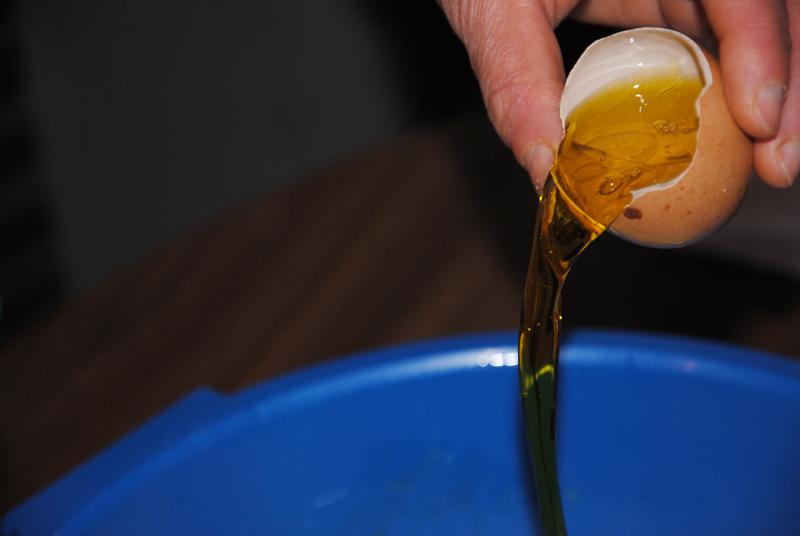 Añadimos el aceite a la masa de las Floretas Dulces Caseras