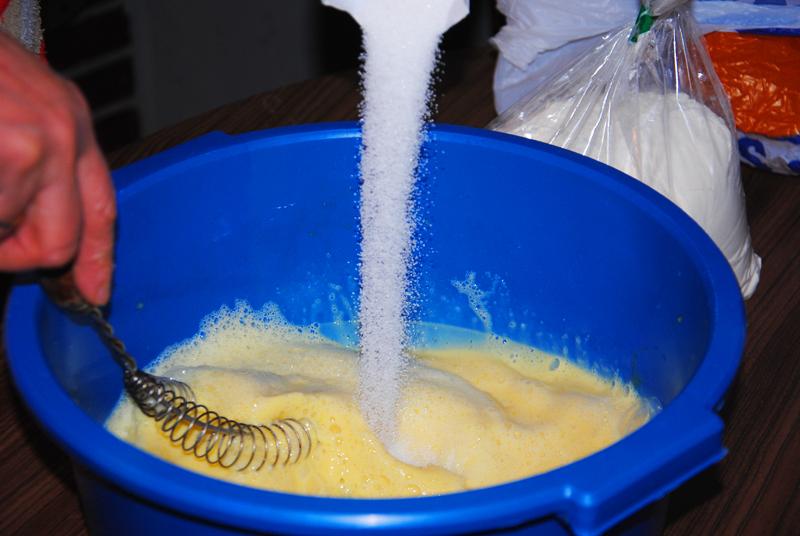 Añadiendo el azúcar a la masa de Floretas Dulces Caseras