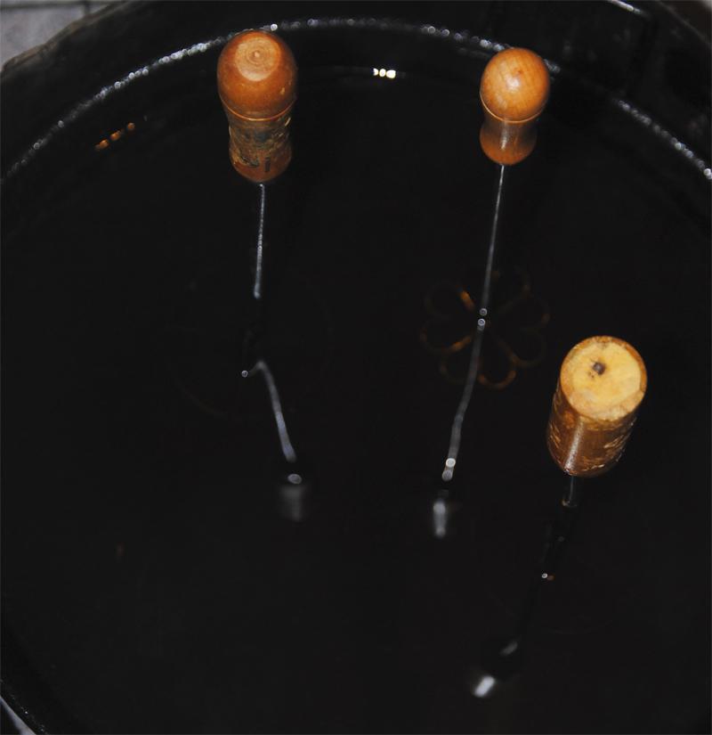 Calentando los moldes de hierro de las floretas en el aceite.