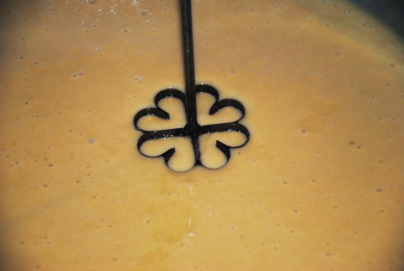 Introduciendo el Molde en la masa de las Floretas Dulces Caseras