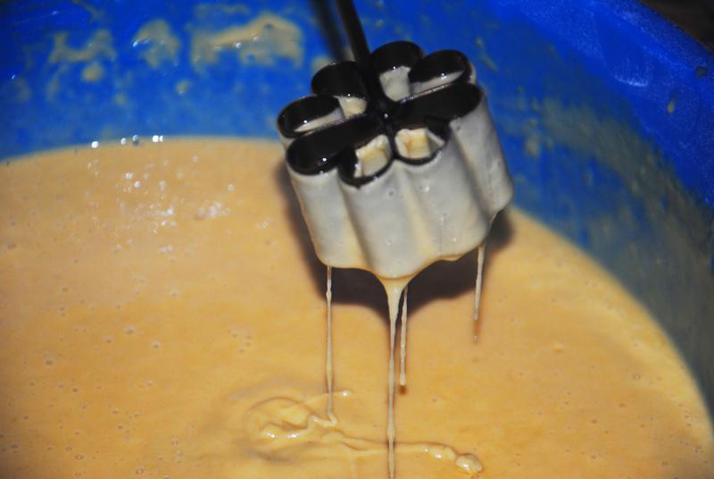 Sacando el Molde con la masa de las Floretas Dulces Caseras adherida al mismo