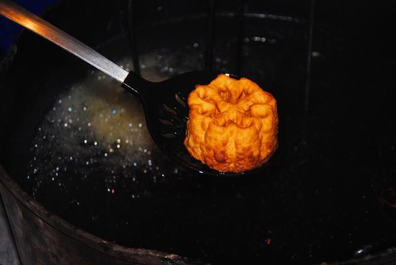 Sacando la Floreta Dulce Casera del aceite.