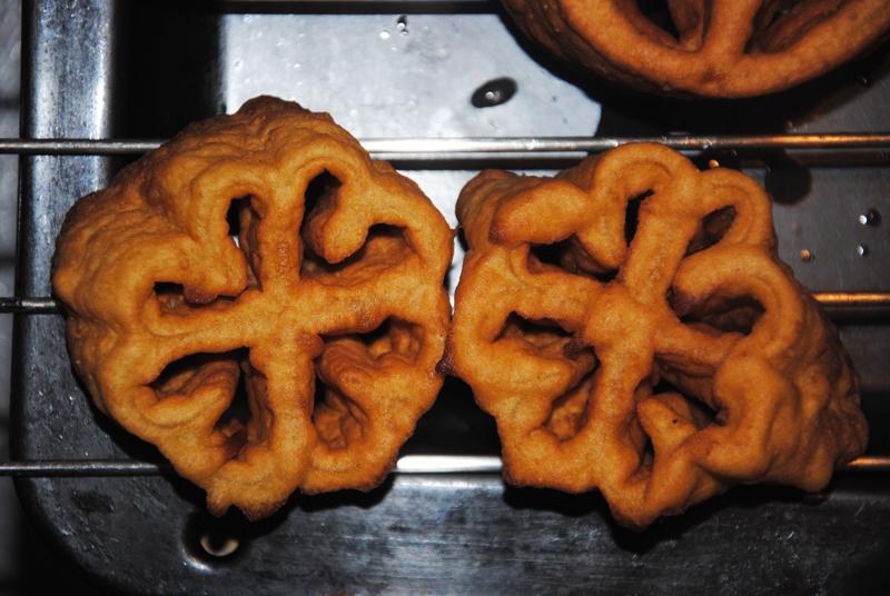 Escurriendo el aceite de las Floretas Dulces Caseras ya finalizadas