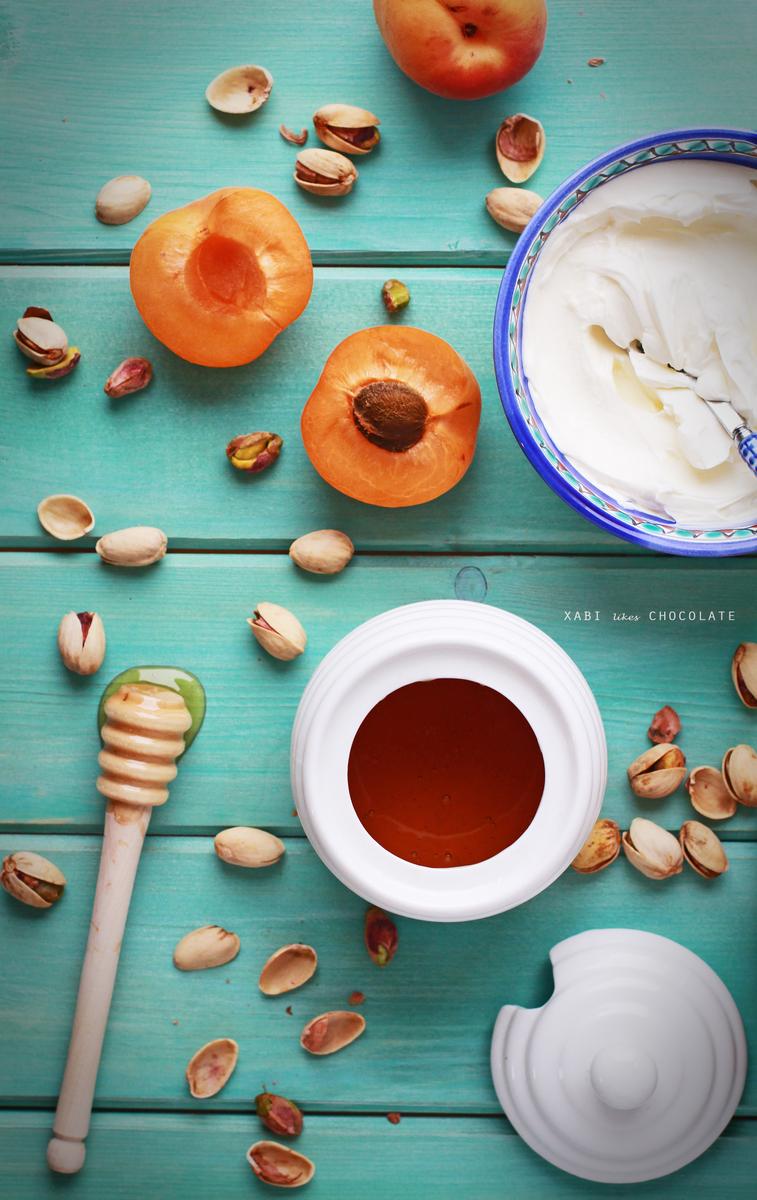 Albaricoques, queso crema, pistachos y miel