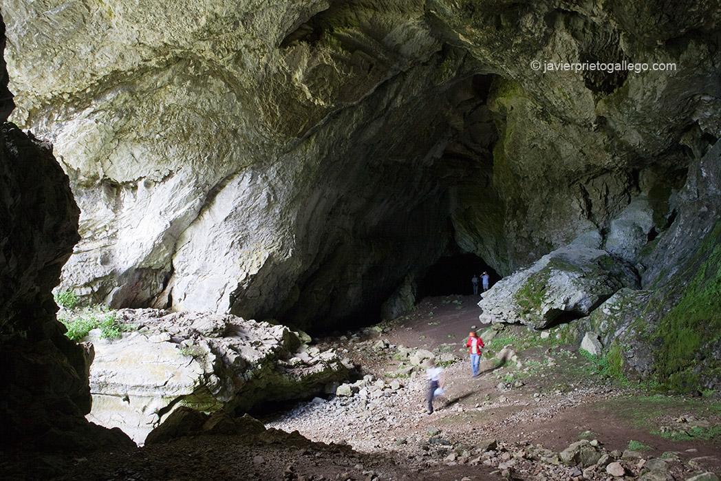 Cueva del Cobre. Parque Natural de Fuentes Carrionas y Fuente Cobre - Montaña Palentina. Palencia. Castilla y León. España. © Javier Prieto Gallego