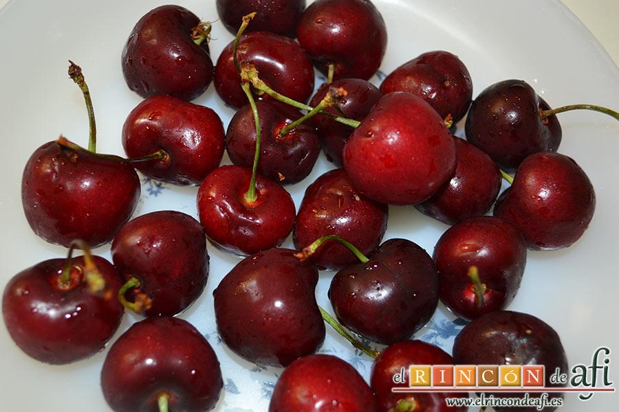 Bizcocho de cerezas con queso marcarpone, lavamos las cerezas