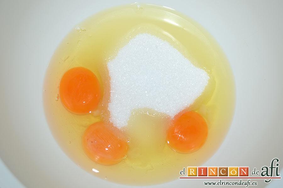 Bizcocho de cerezas con queso marcarpone, en un bol ponemos los huevos y el azúcar y batimos con varillas eléctricas hasta blanquear