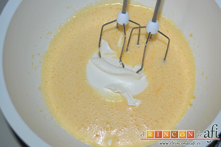 Bizcocho de cerezas con queso marcarpone, añadimos el queso mascarpone y seguimos batiendo
