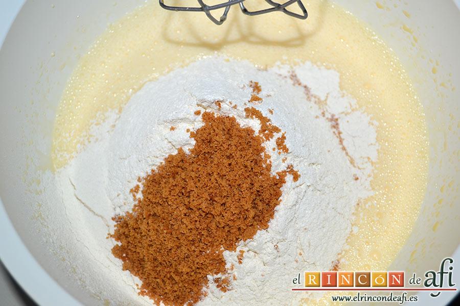 Bizcocho de cerezas con queso marcarpone, añadimos la nata (crema de leche) y seguimos batiendo. Mezclamos la harina con la sal y la levadura y las añadimos tamizadas e incorporamos también las galletas de speculoos trituradas