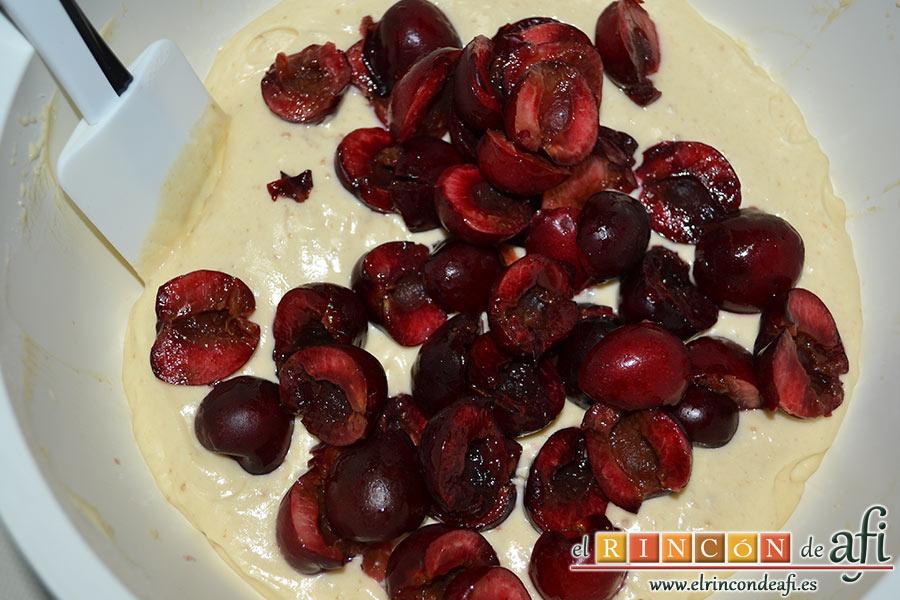 Bizcocho de cerezas con queso marcarpone, continuamos batiendo y por último incorporamos las cerezas cortadas por la mitad