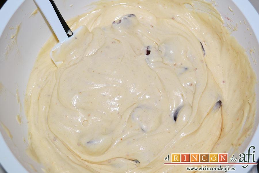 Bizcocho de cerezas con queso marcarpone, removemos con una espátula