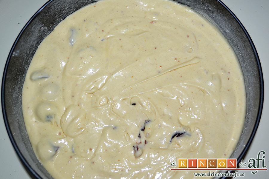 Bizcocho de cerezas con queso marcarpone, vertemos la mezcla en el molde