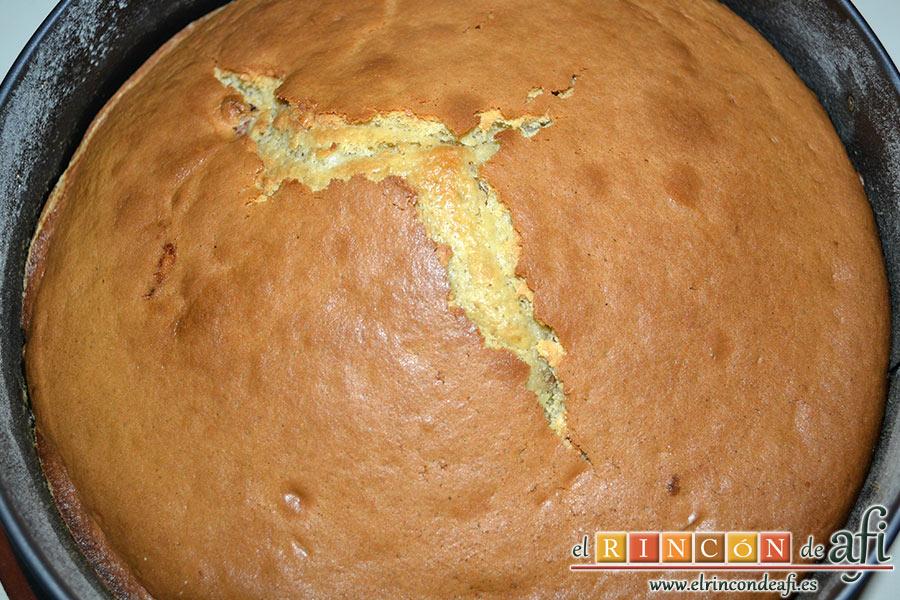 Bizcocho de cerezas con queso marcarpone, lo retiramos del horno cuando el palito salga limpio