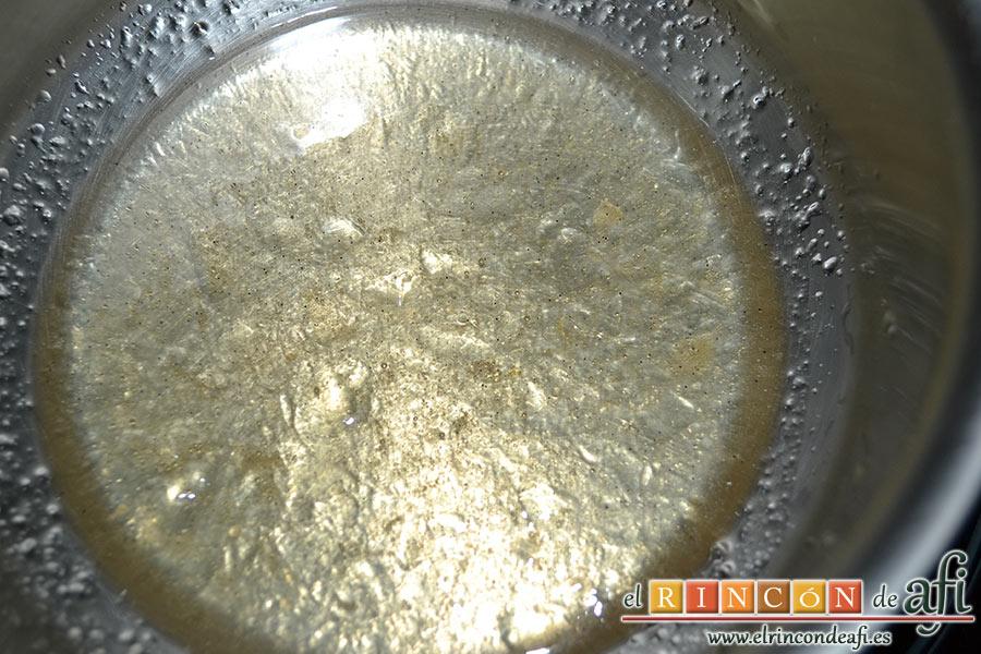 Bizcocho de cerezas con queso marcarpone, calentamos el almíbar en un cazo