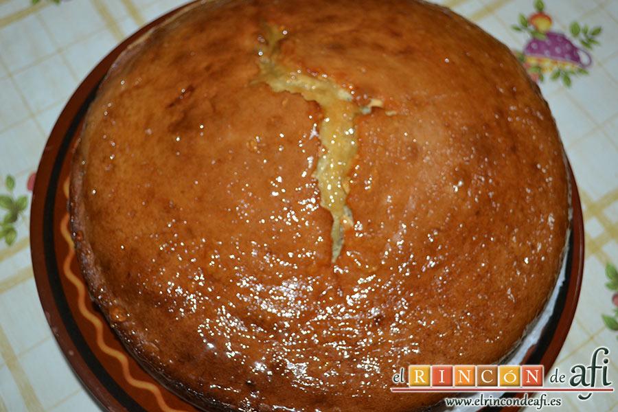 Bizcocho de cerezas con queso marcarpone, pintamos el bizcocho con ayuda de un pincel de cocina