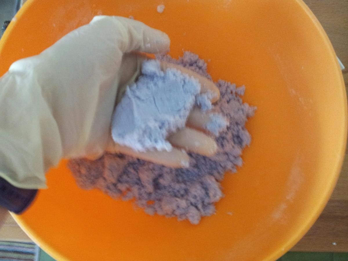 Esta es la consistencia que necesitamos. Si nos queda muy pegajosa, podemos añadir un poco más de bicarbonato