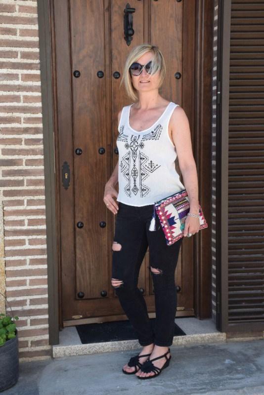 Top étnico con ripped jeans