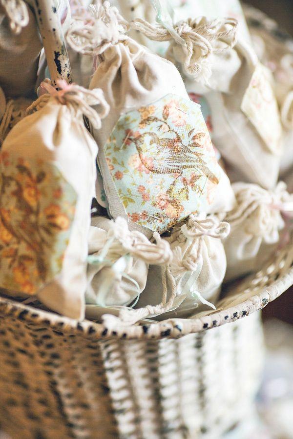 ideas para envolver regalos con bolsas de tela