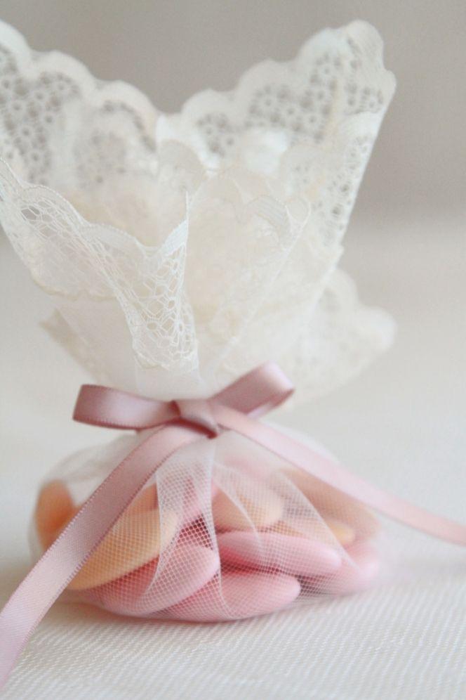 ideas con encaje para envolver los regalos de boda