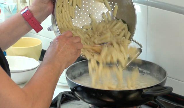 Macarrones con salsa bechamel y jamon york40_mini