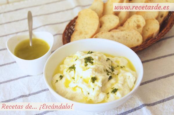Brandada de bacalao con salsa verde y tostadas