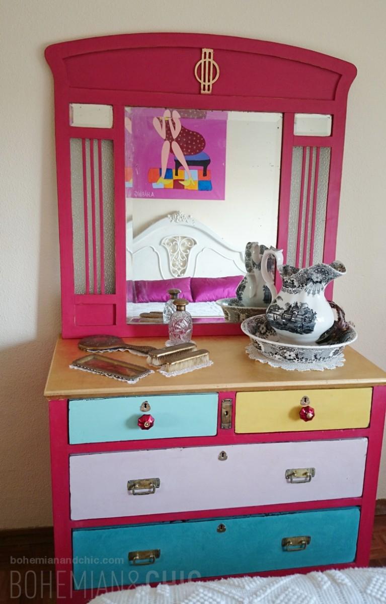 Un dormitorio de estilo bohemio con muebles actualizados. | Decoración