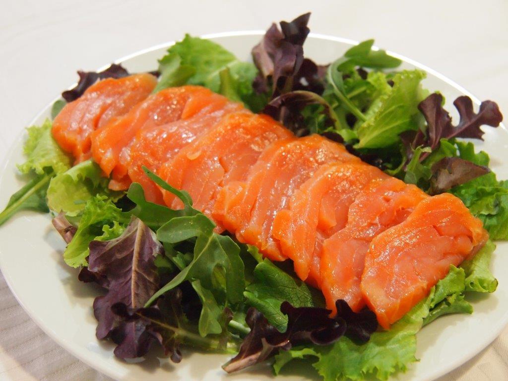 Sashimi salmón y brotes verdes