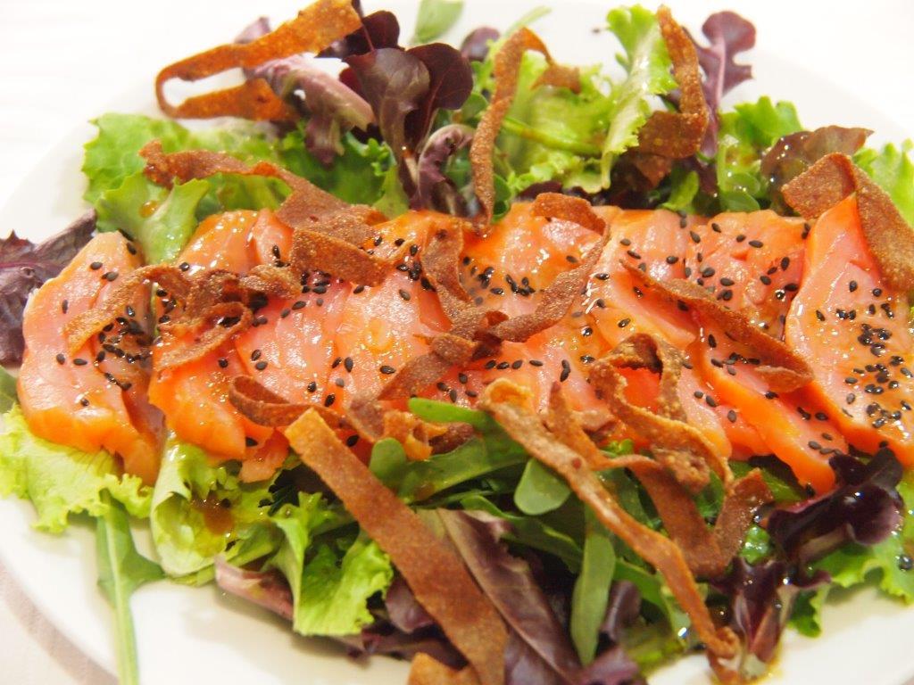 Sashimi de salmón brotes verdes