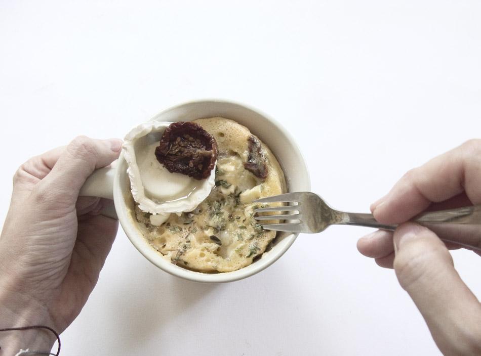mug cake salado de tomate y queso de cabra sin gluten
