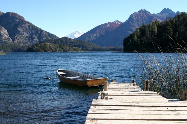 Vista lago con barca, Los Andes, Argentina