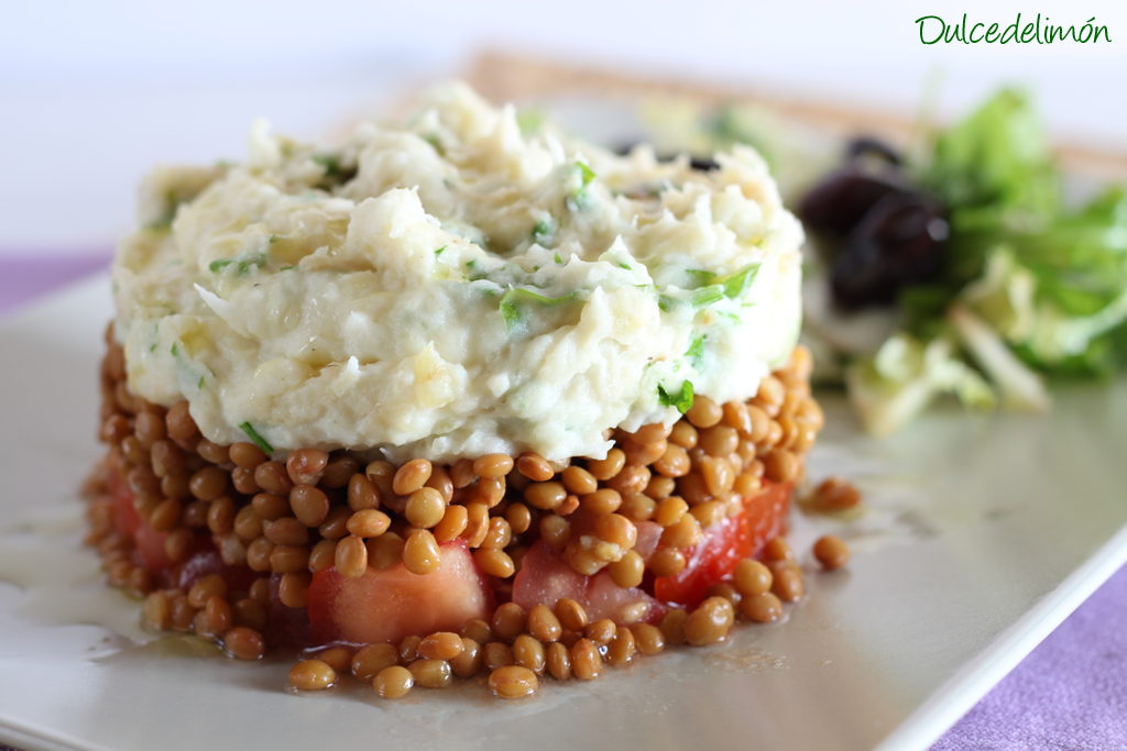 Timbal de lentejas con branda de bacalao y tomate