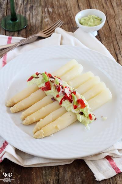 Esparragos blancos con fresas y mayonesa de aguacate