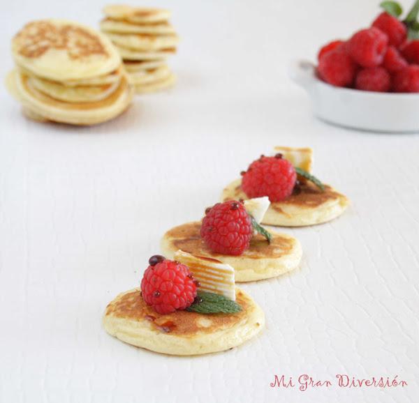  Blinis con frambuesas y queso