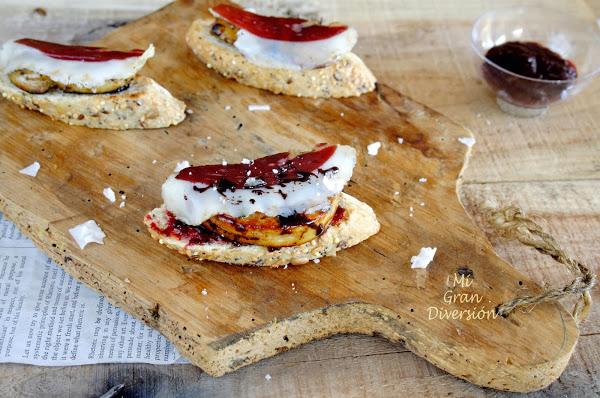  Crostini de foie caramelizado con jamón de pato y mermelada de moras