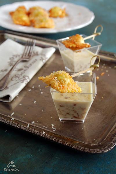  Raviolis fritos con salsa de champiñones y cebolla