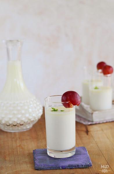  Sopa fría de almendras y parmesano { Ajoblanco}