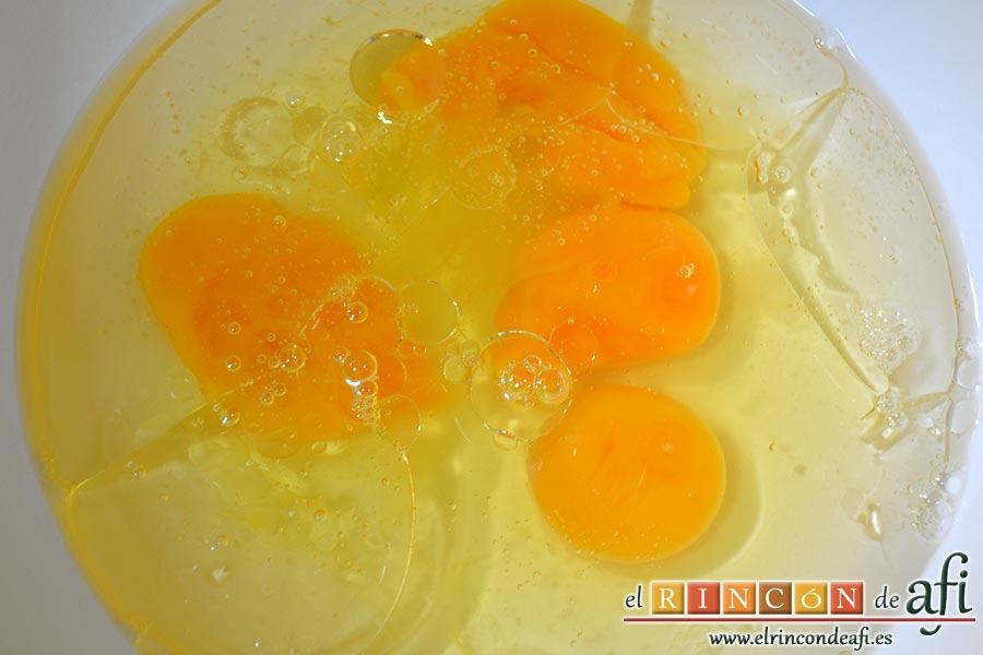 Bizcocho de tigre y zebra, en un bol ponemos los huevos y el aceite de girasol