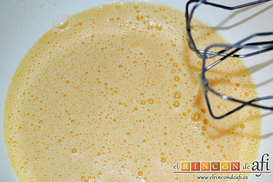 Bizcocho de tigre y zebra, mezclamos bien ayudándonos de unas varillas