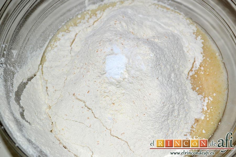 Bizcocho de tigre y zebra, para elaborar la pasta blanca en el primer bol tamizamos el harina y la media cucharadita de bicarbonato