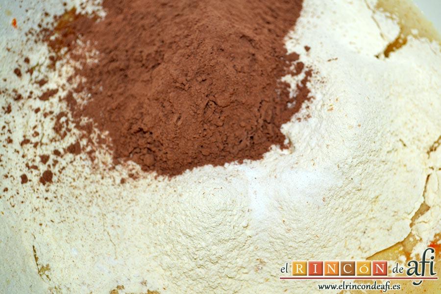 Bizcocho de tigre y zebra, añadimos la harina tamizada con el bicarbonato y el cacao en polvo