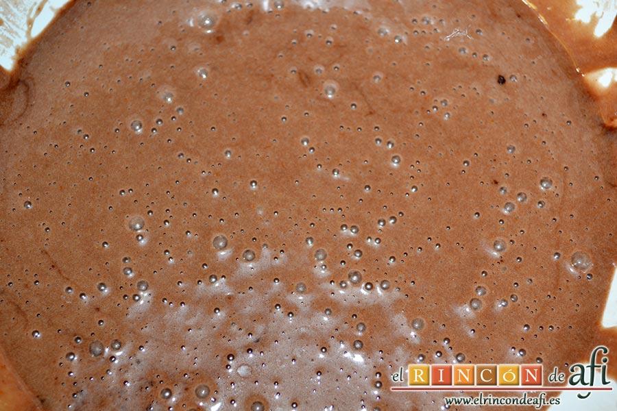 Bizcocho de tigre y zebra, removemos todo bien usando las varillas