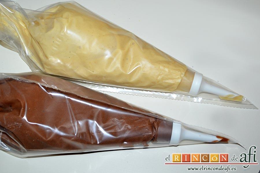 Bizcocho de tigre y zebra, colocamos cada pasta en mangas pasteleras separadas