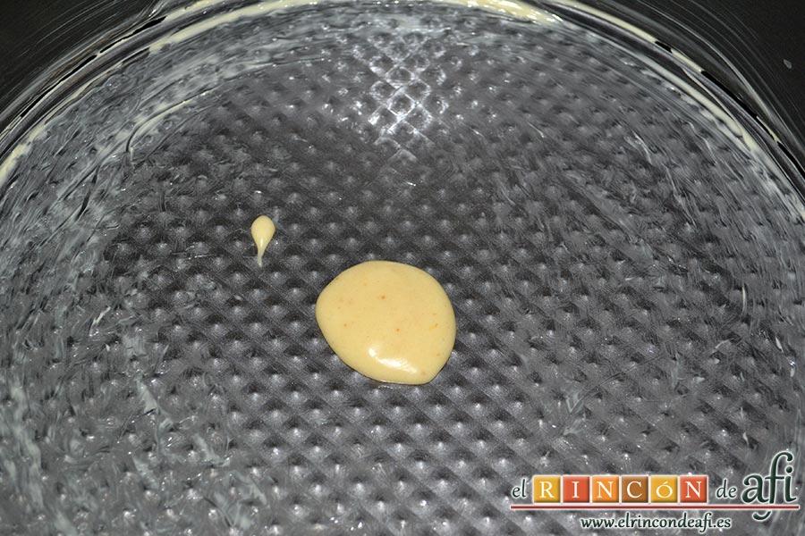 Bizcocho de tigre y zebra, en el centro del molde ponemos un círculo de la pasta blanca