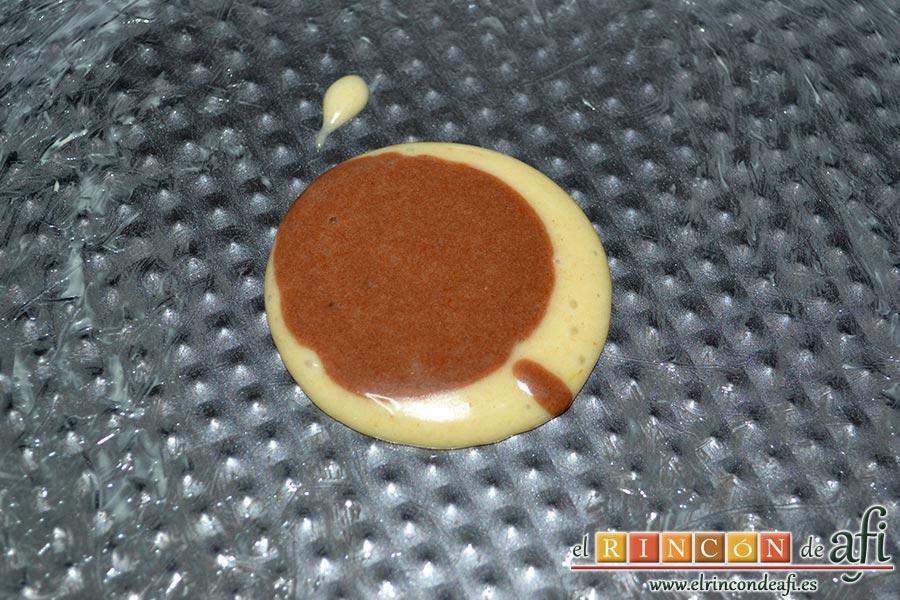 Bizcocho de tigre y zebra, encima del disco anterior ponemos otro círculo de la pasta de chocolate