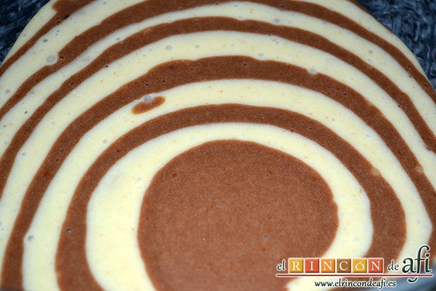 Bizcocho de tigre y zebra, vamos alternando un color con el otro